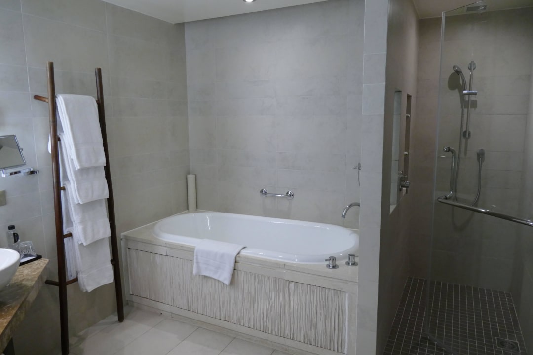Badewanne und recht große Dusche InterContinental Hanoi Westlake, an IHG Hotel