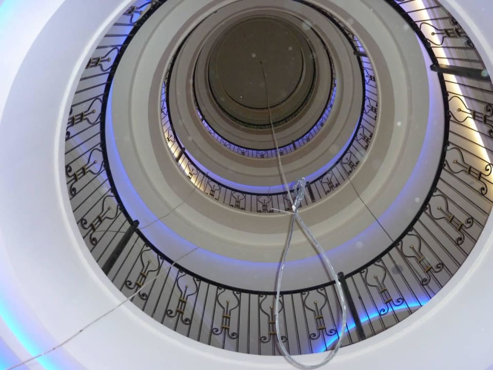 18.06.2013 Wendeltreppe zu den Zimmeretagen Crystal Sunset Pearl Collection