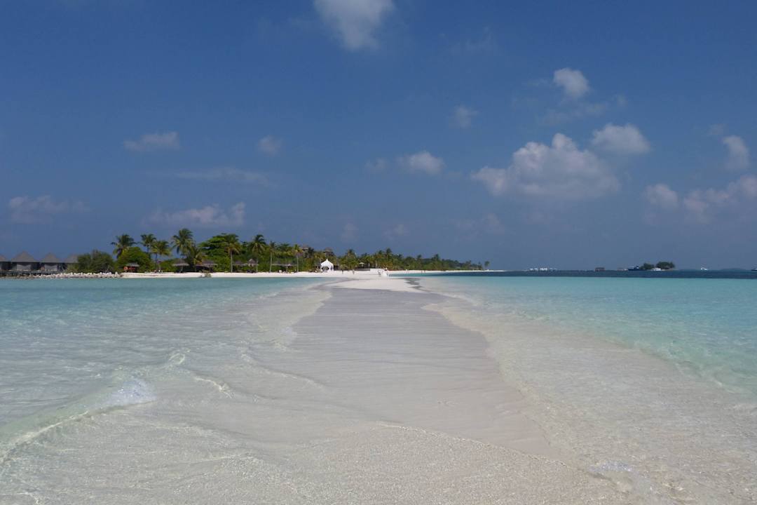 Blick von der Sandbank auf die Insel Kuredu Island Resort & Spa