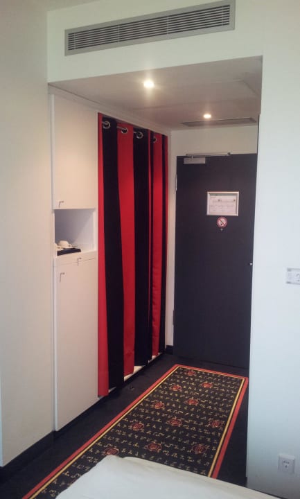 Schrank mit Vorhang Holiday Inn München - Leuchtenbergring