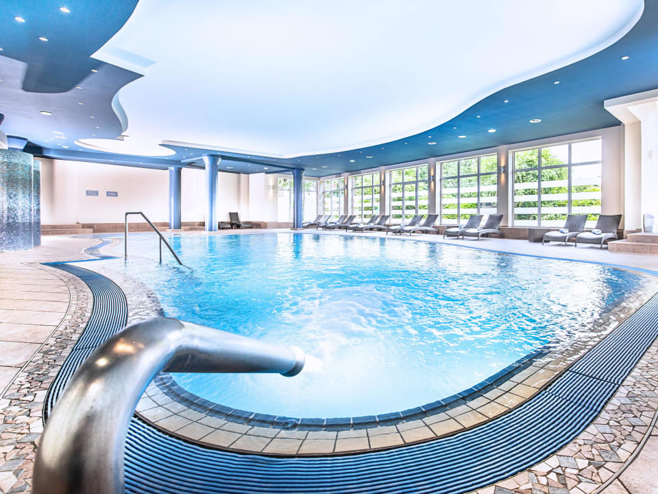 Pool Steigenberger Hotel Treudelberg