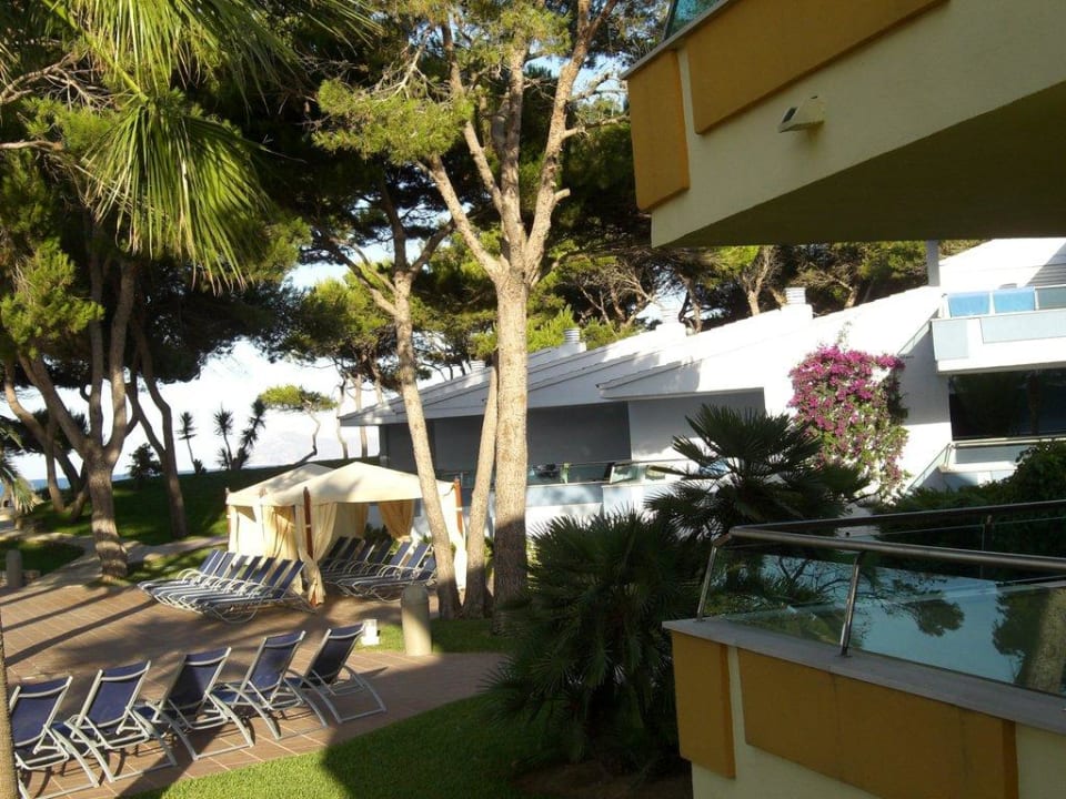 Blick auf die Zimmer mit großem Balkon Iberostar Selection Playa de Muro Village
