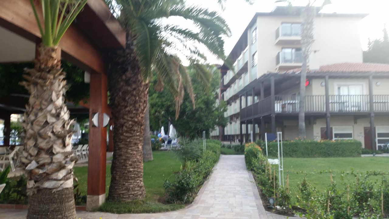 Weg am Seitengebäude Hotel Grand Side