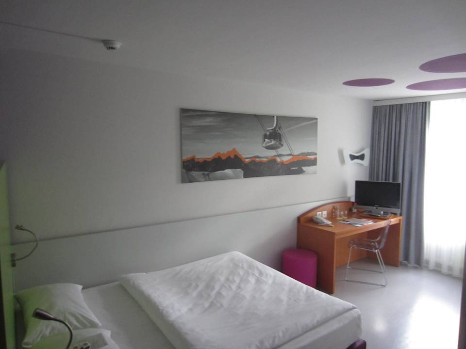Bettanlage und Schreibtisch Hotel ibis Styles Luzern City