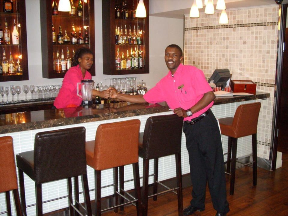 Das freundliche Personal an der Bar Hotel Adderley
