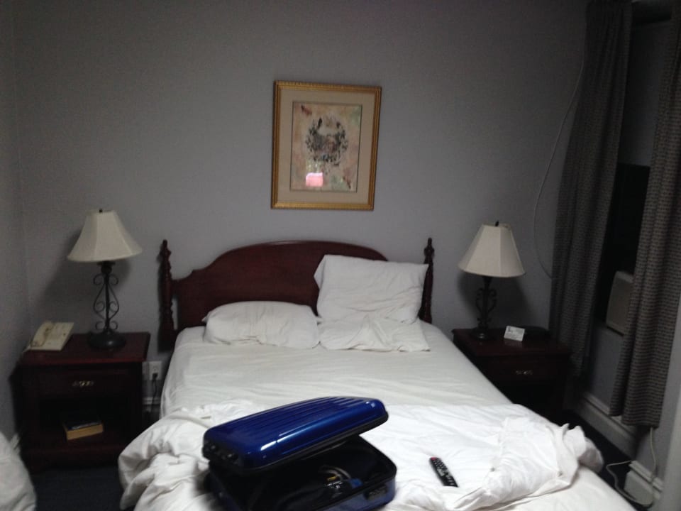 Bett, sicht vom Eingang des Zimmers HGU New York