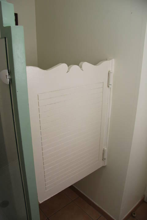 WC im Bad hinter einer Schwingtür Pierre & Vacances Resort Sainte Luce