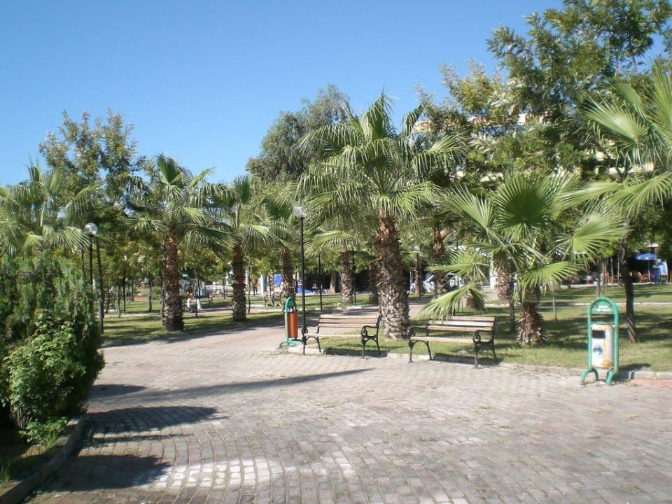 Gänge durch die Anlage Club Turtas Beach Hotel