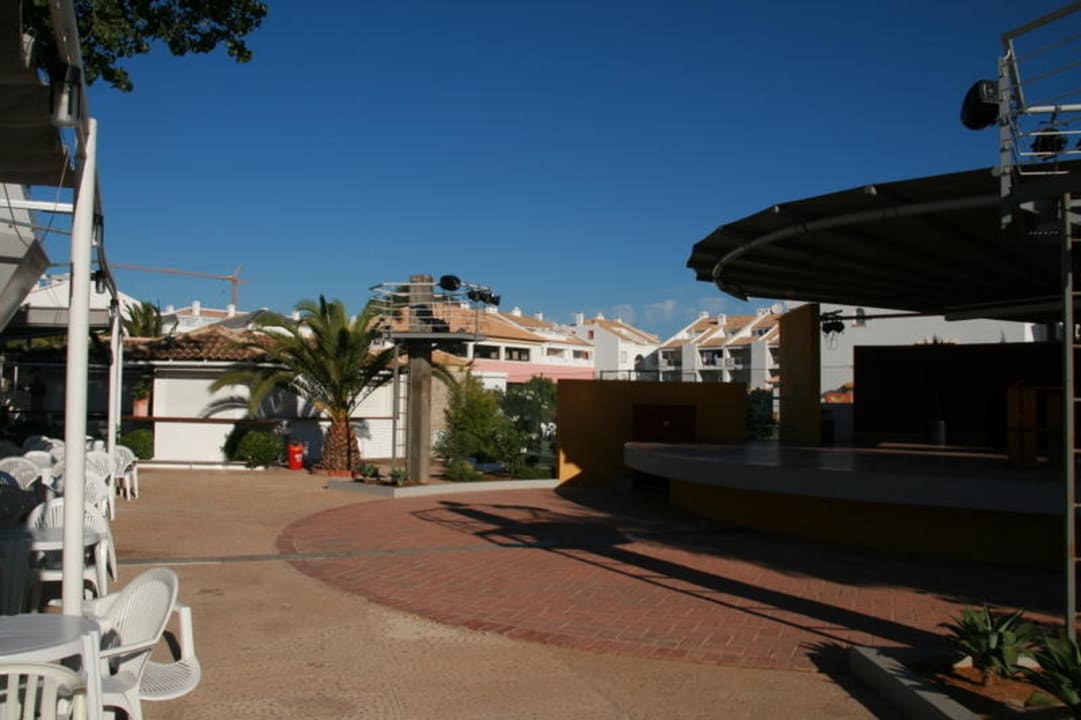 Bühne 2 Golden Club Cabanas