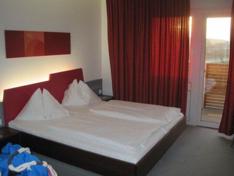 Bett All In Red Thermenhotel