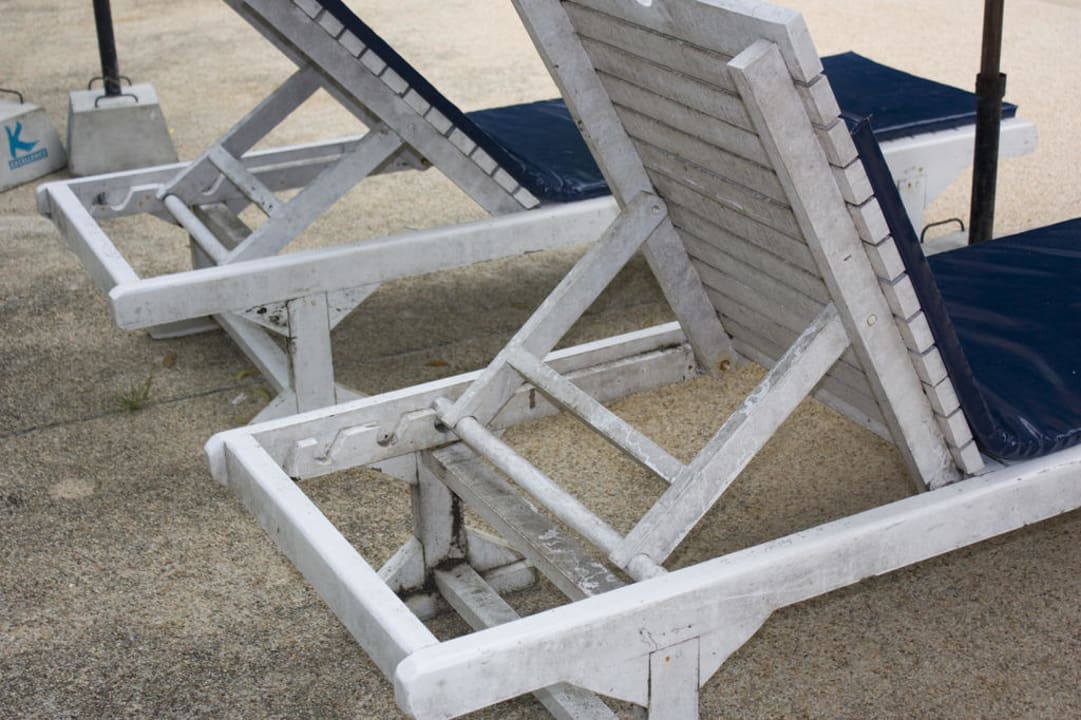 Liegen am Pool Hotel Coral Island Resort