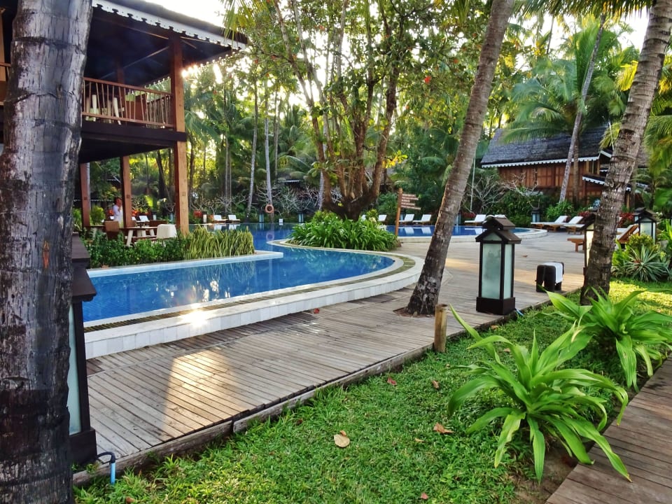 Seitenteil des Pools Hotel Sandoway Resort