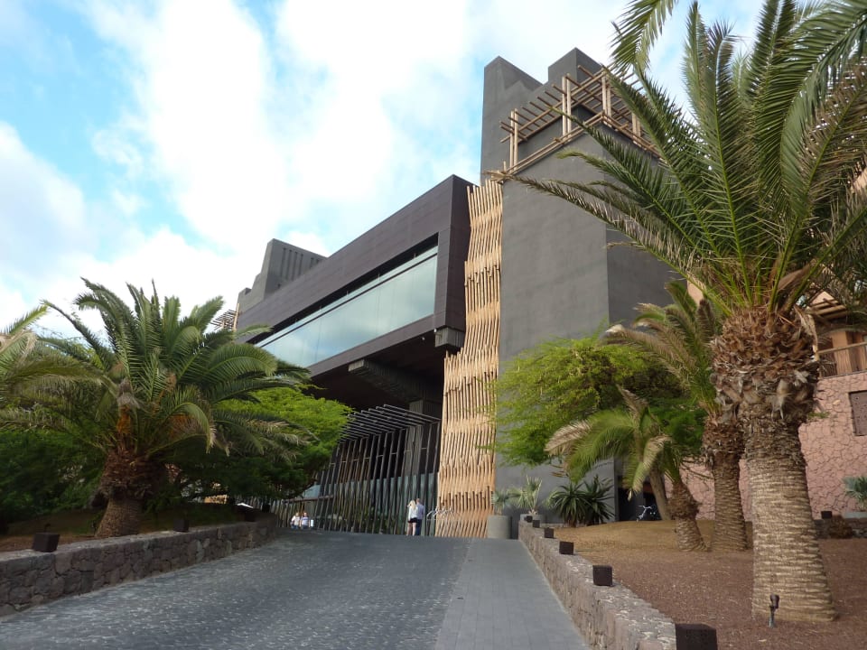 Auffahrt zum Hoteleingang Lopesan Baobab Resort