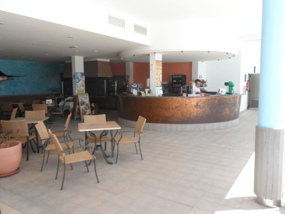 Kellner bei den Vorbereitungen für den Tag Hotel Las Costas