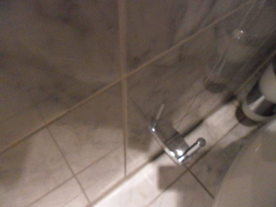Urinflecke neben dem WC an den Fliesen Landhotel Lewitz Mühle