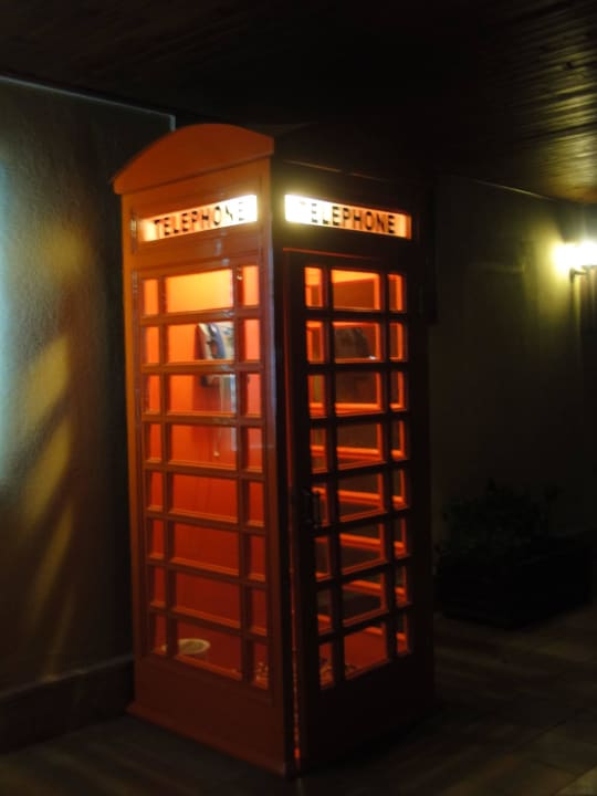 Londyńska budka telefoniczna na terenie hotelu Club Hotel Phaselis Rose