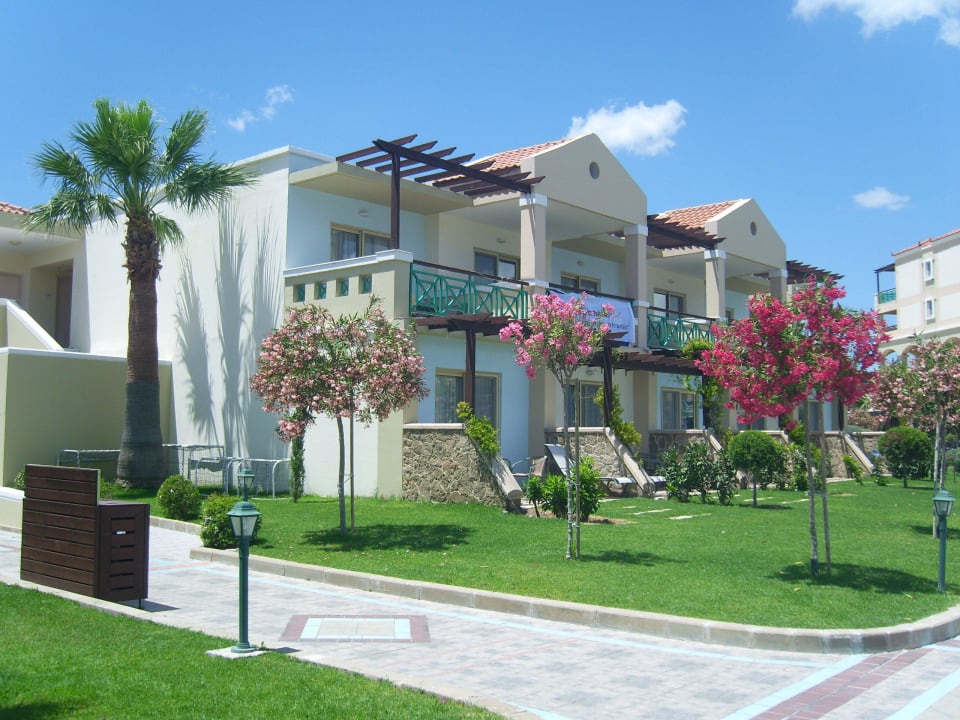 Ansicht auf eines der Häuser mit Garten Lindos Princess Beach Resort & Spa