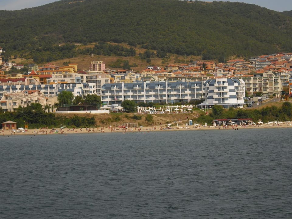 Blick vom Schiff zum Hotel Hotel Sineva Beach