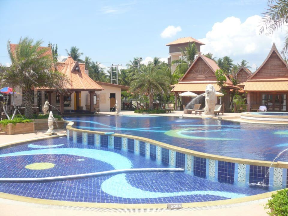 Poollandschaft in der Mittagszeit Hotel Baan Grood Arcadia Resort & Spa