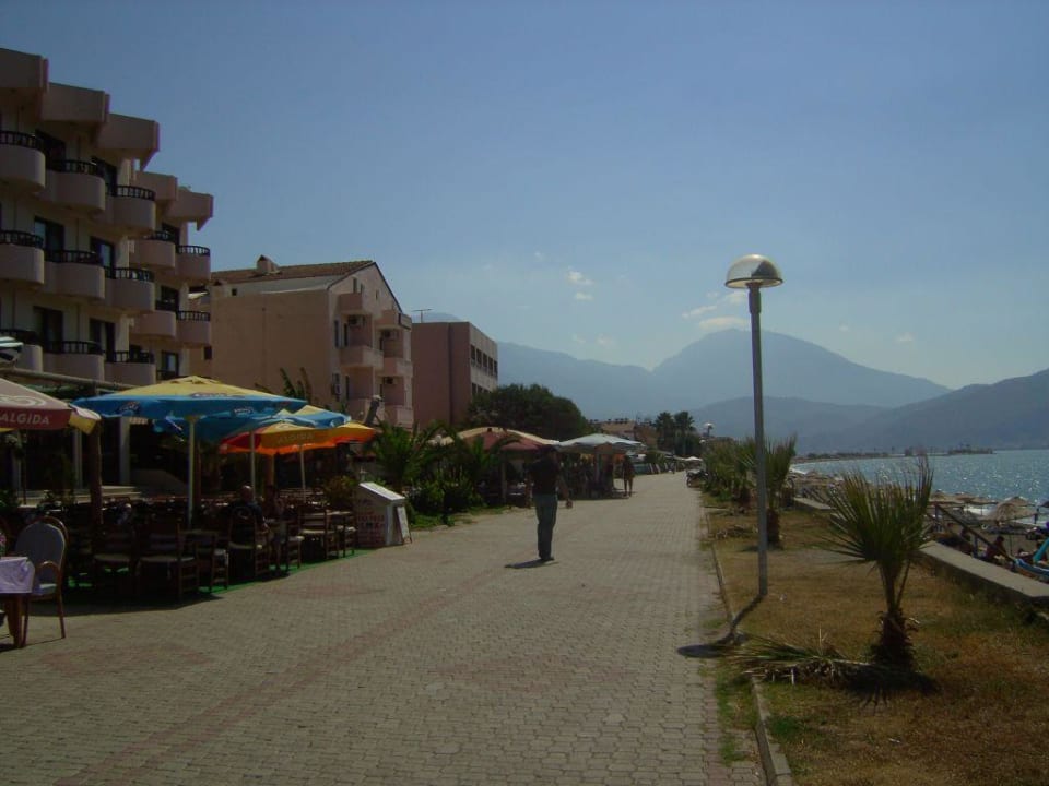 Vom Hotel zum Strand Günes Hotel