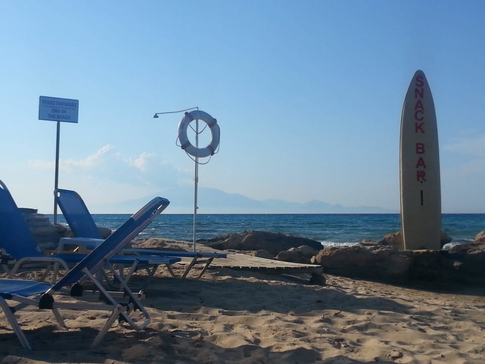 Obok hotelu - leżaki za zakup napoju AluaSoul Zakynthos - Adults only