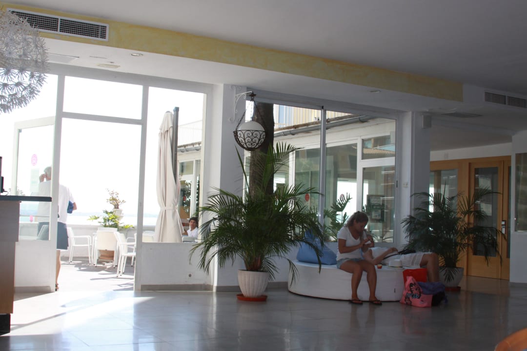 Das war die Lobby vor der Garten- und Poolanlage Hotel Amic Horizonte