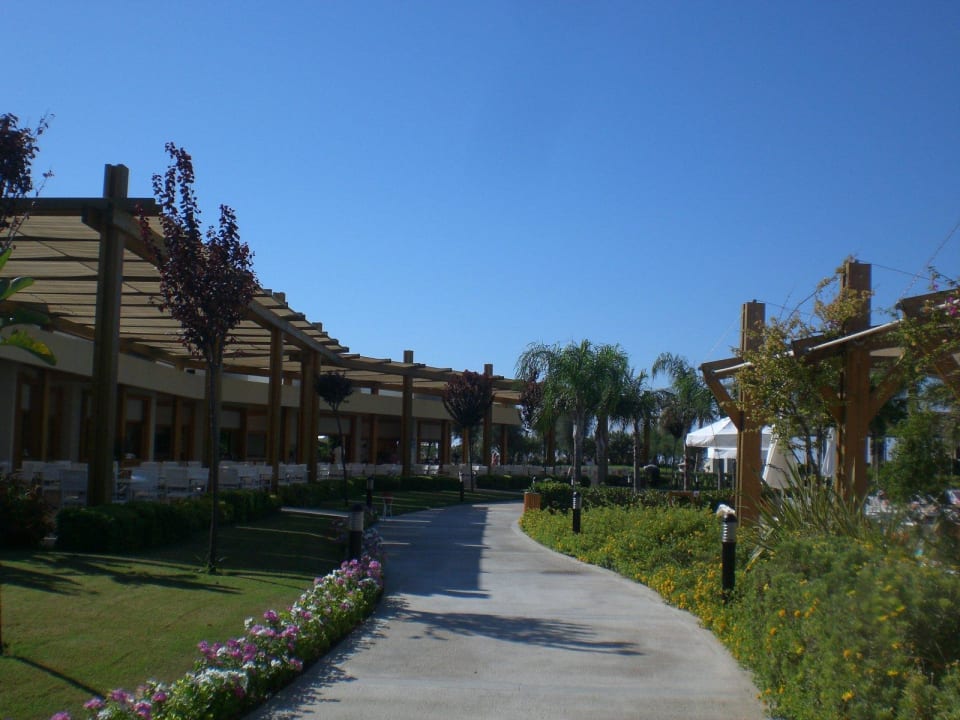 Weg zum Snackbereich und Strand Hotel Baia Lara