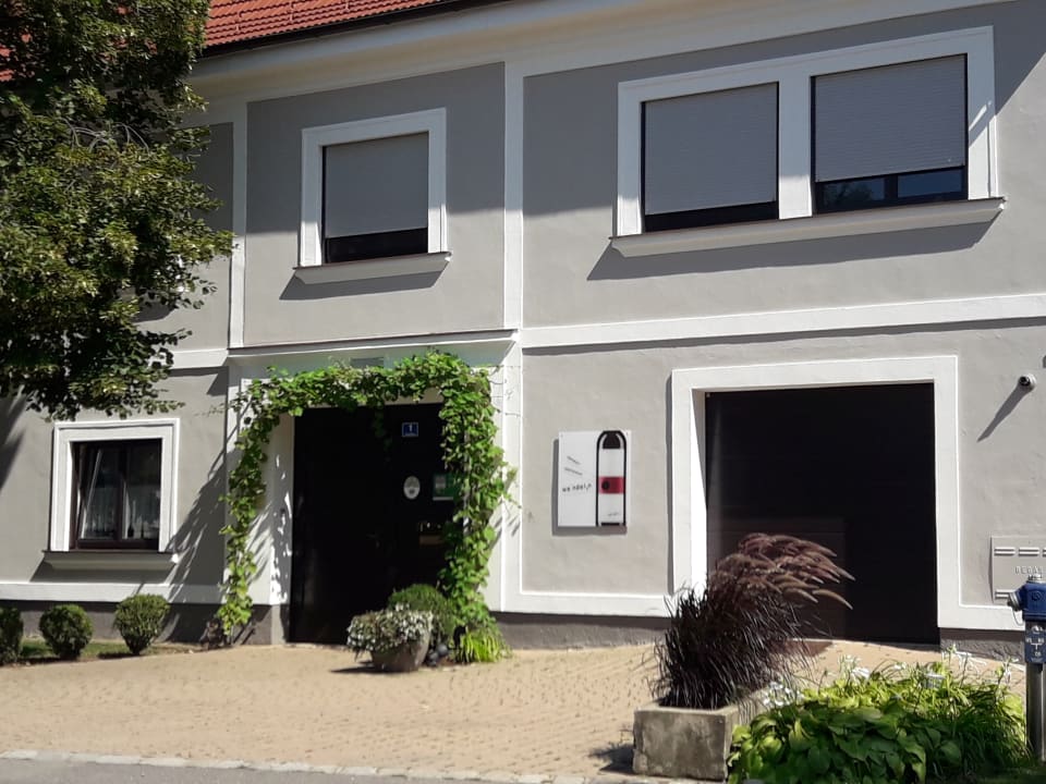 Außenansicht Achs-Wendelin Weine und Gästehaus