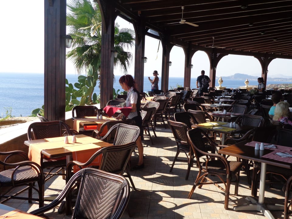 Im Hauptrestaurant am Pool Hotel Kalithea Horizon Royal