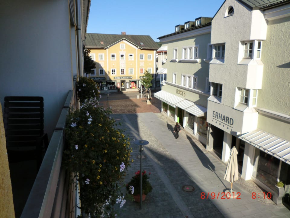 Seitlicher Ausblick auf eine Nebenstrasse Hotel Bayerischer Hof