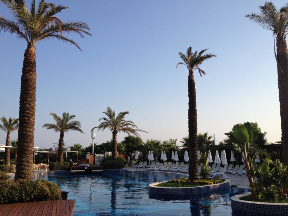 Pool am Abend Sunis Evren Beach Resort Hotel & Spa