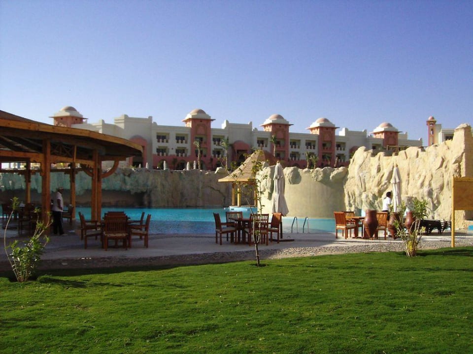 Der große Süßwasser-Pool Serenity Alpha Beach