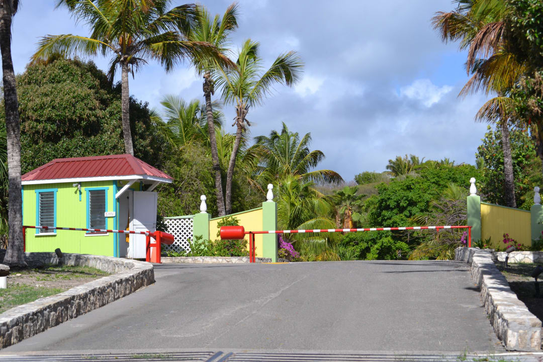Hoteleinfahrt Pineapple Beach Club