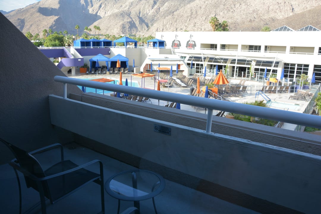 Blick vom Balkon auf den Pool Hotel Zoso