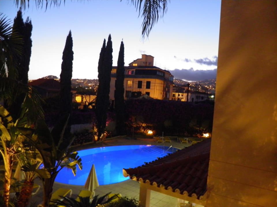 Pool in der Dämmerung Hotel Albergaria Dias