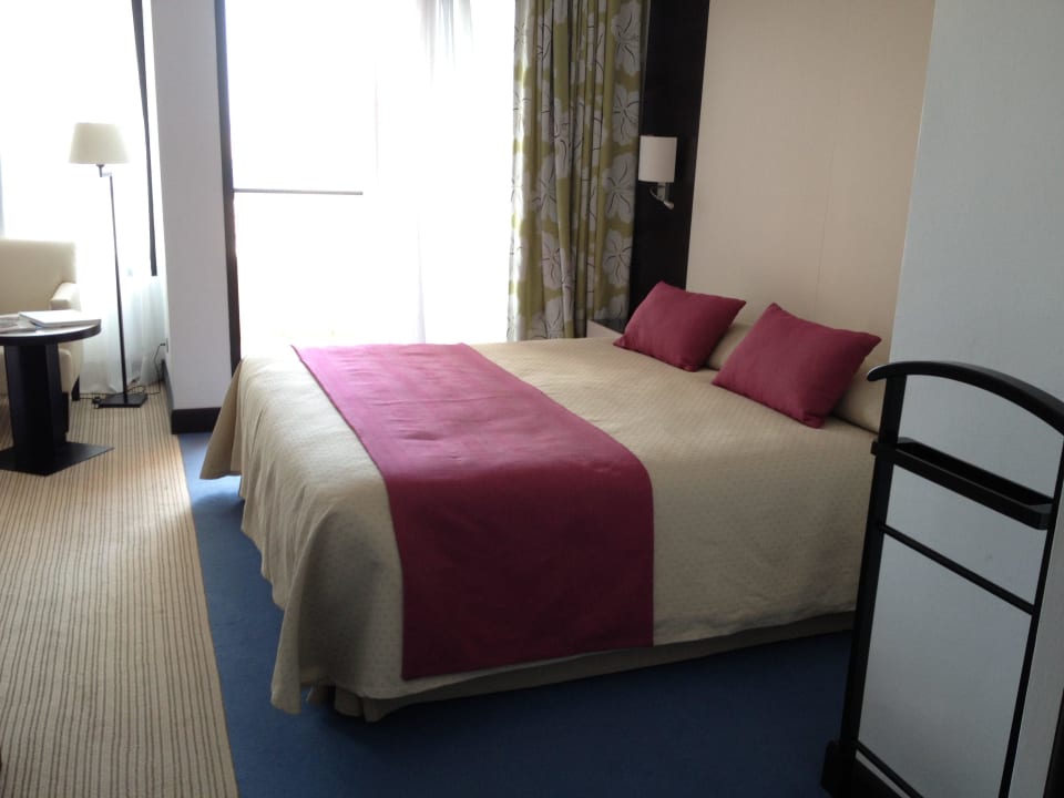 Zimmer. Bequemes Bett. GPRO Valparaiso Palace & Spa