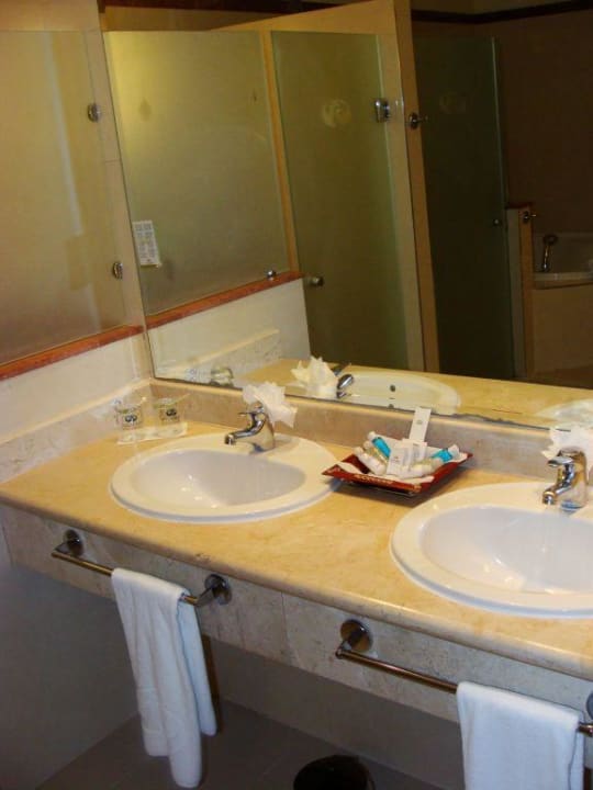 Ausschnitt des Badezimmers einer Junior-Suite Grand Palladium Select Bávaro Resort & Spa