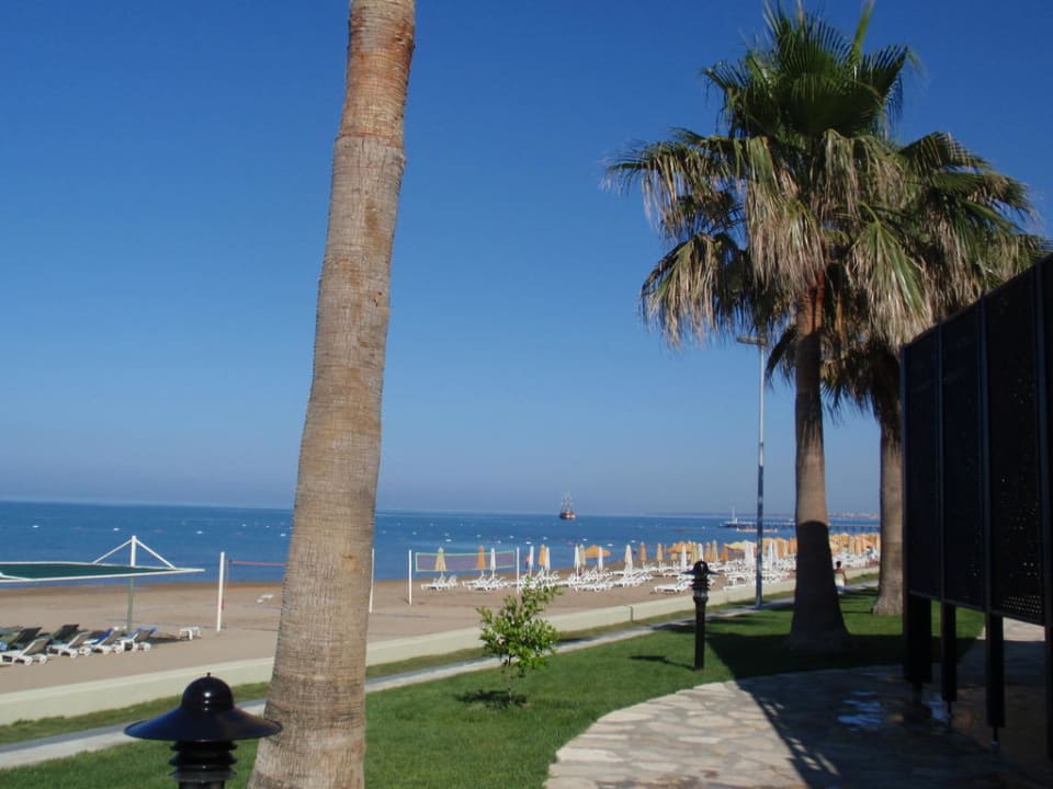 Der schöne Strand Melas Holiday Village
