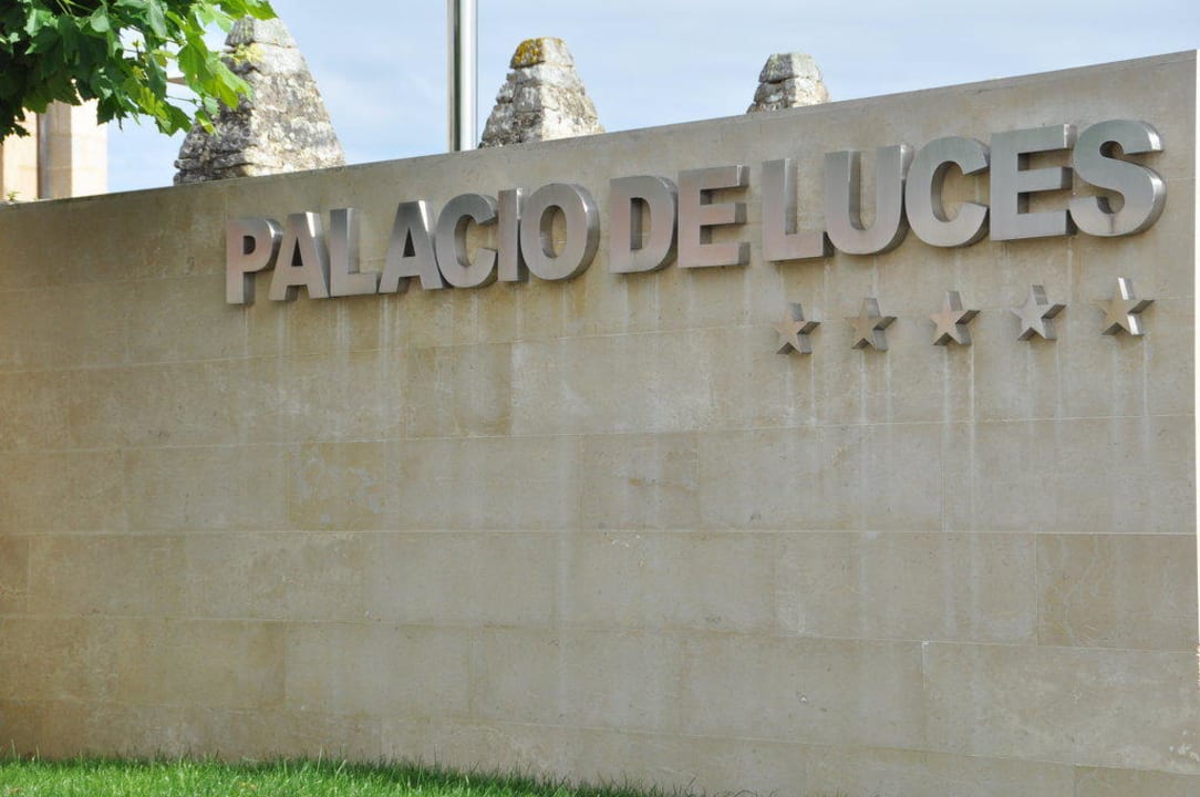 Die Einfahrt zum Hotel Hotel Palacio De Luces G.L