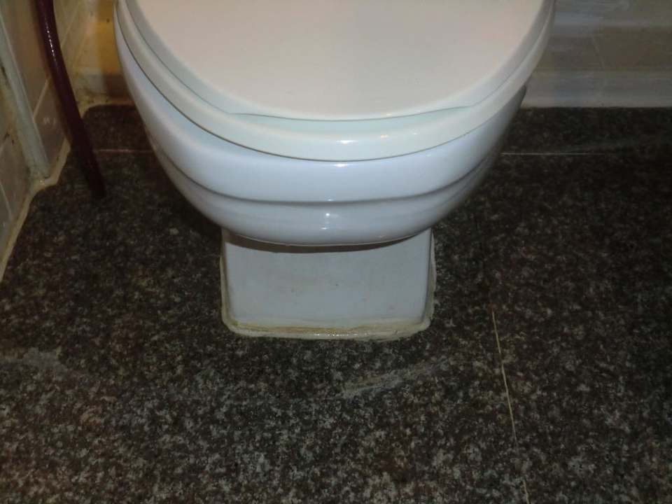 Die übergelaufene Toilette am Ankunftstag Hotel Diamond City