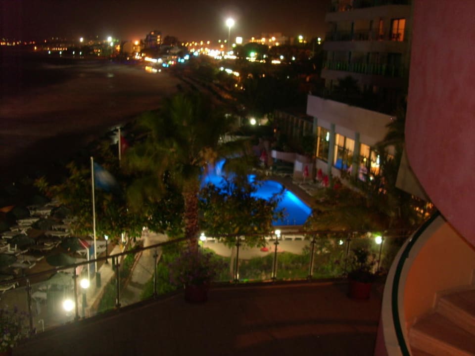 Pool bei Nacht Aska Hotel Just in Beach