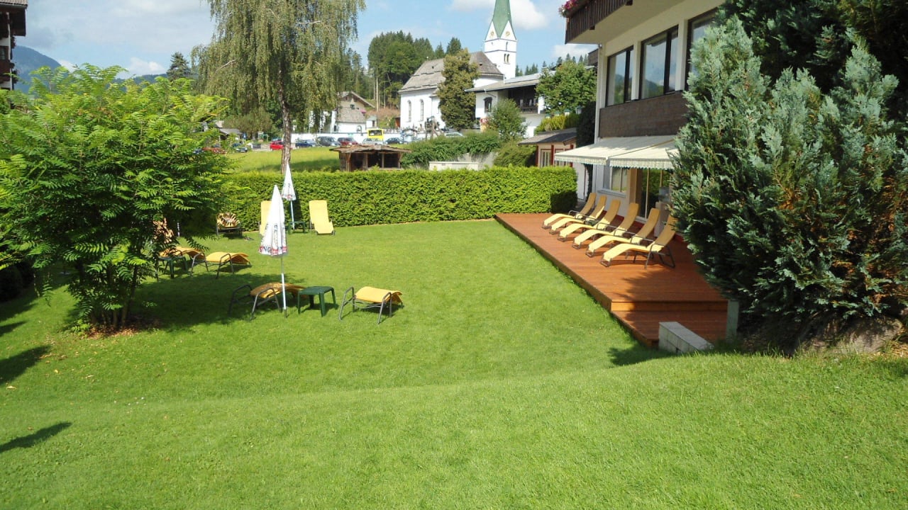 Liegewiese vor dem Eingang zum Hallenbad Garni Hotel - Das Alpin Kaiserzeit