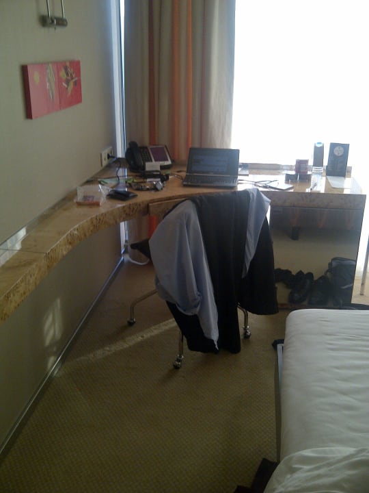 Schreibtisch vor Fenster im 14. Stock Grand Ankara Hotel Convention Center