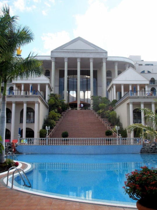 Poolanlage mit Blick zum Hotel Bahia Princess Princess Inspire Tenerife