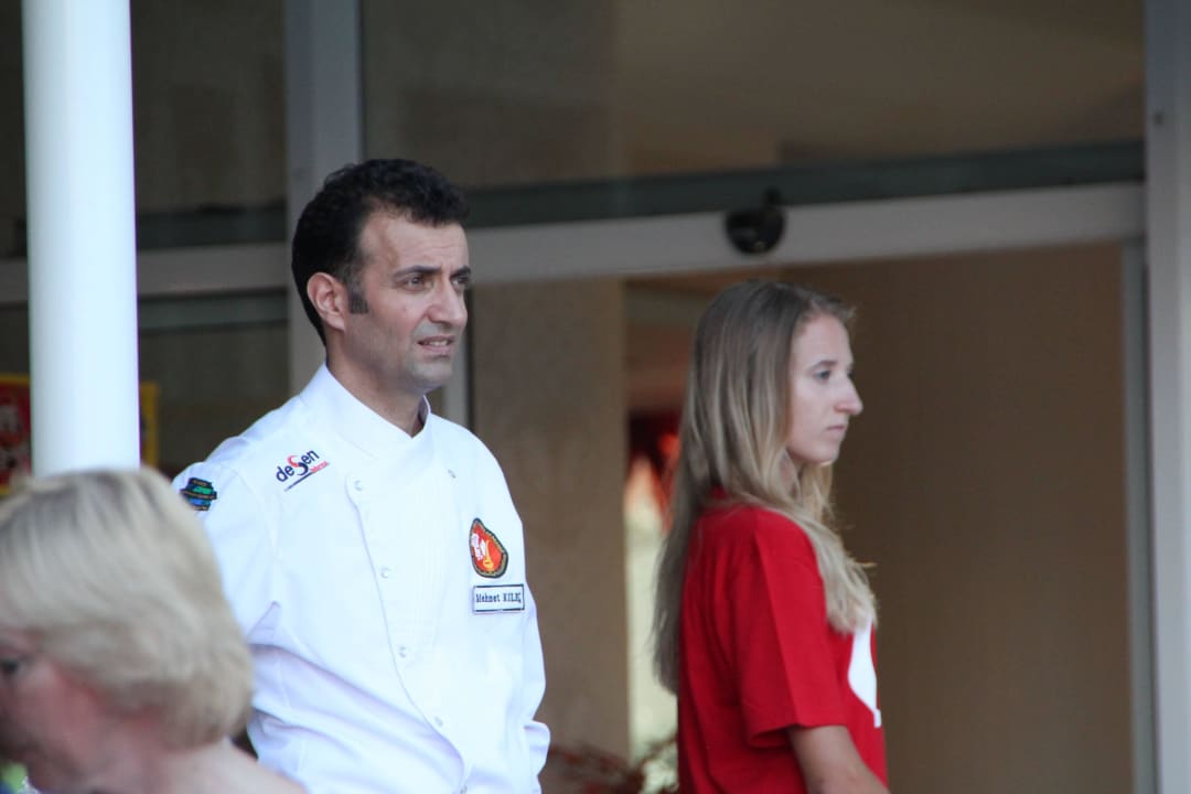 Halis-Sheff Koch! Und Anna-Animatorin. Pine House by Werde Hotels