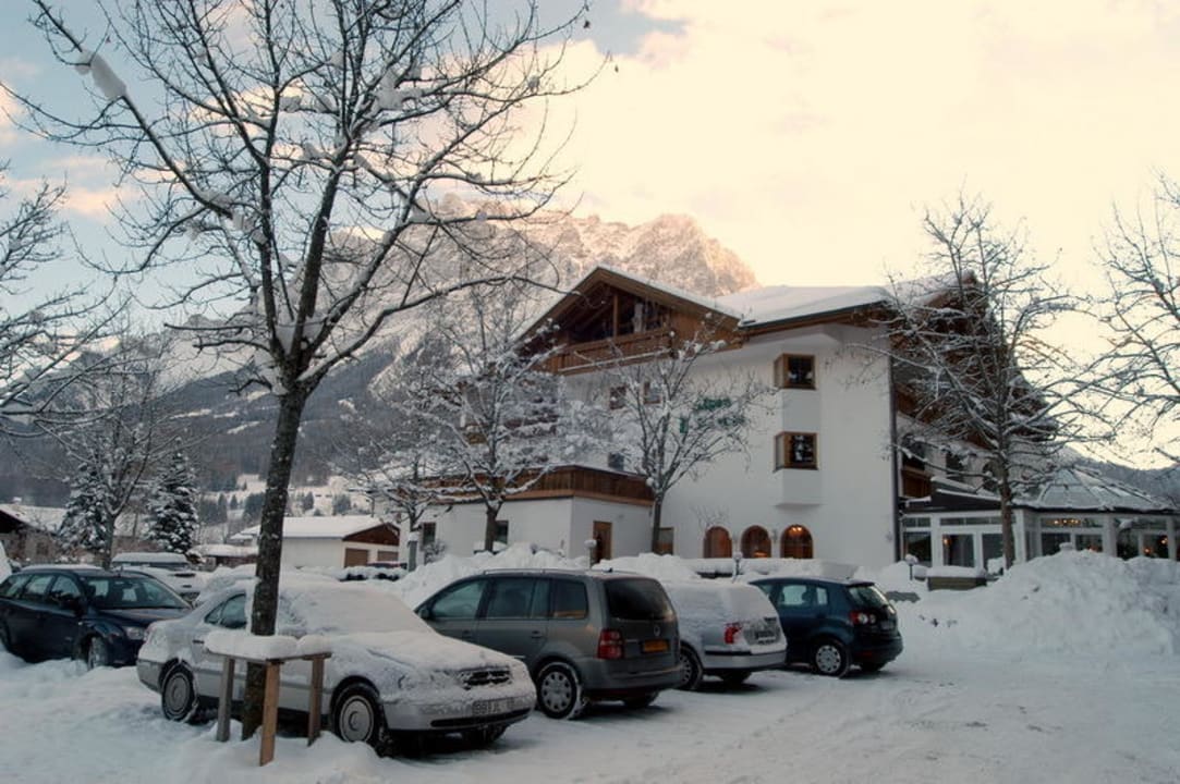Hotelparkplatz im Winter Hotel Alpen Residence