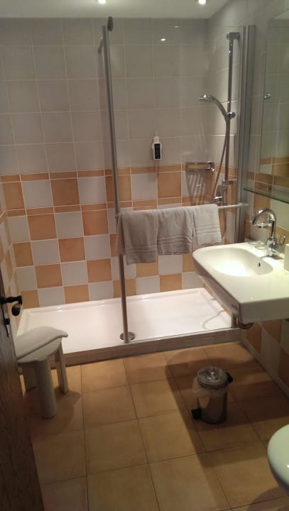 Badezimmer mit ebenerdiger Dusche Landhotel & Gasthof Cramer