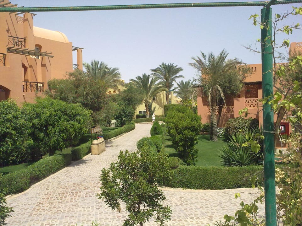 Территория отеля Jaz Makadi Oasis Resort