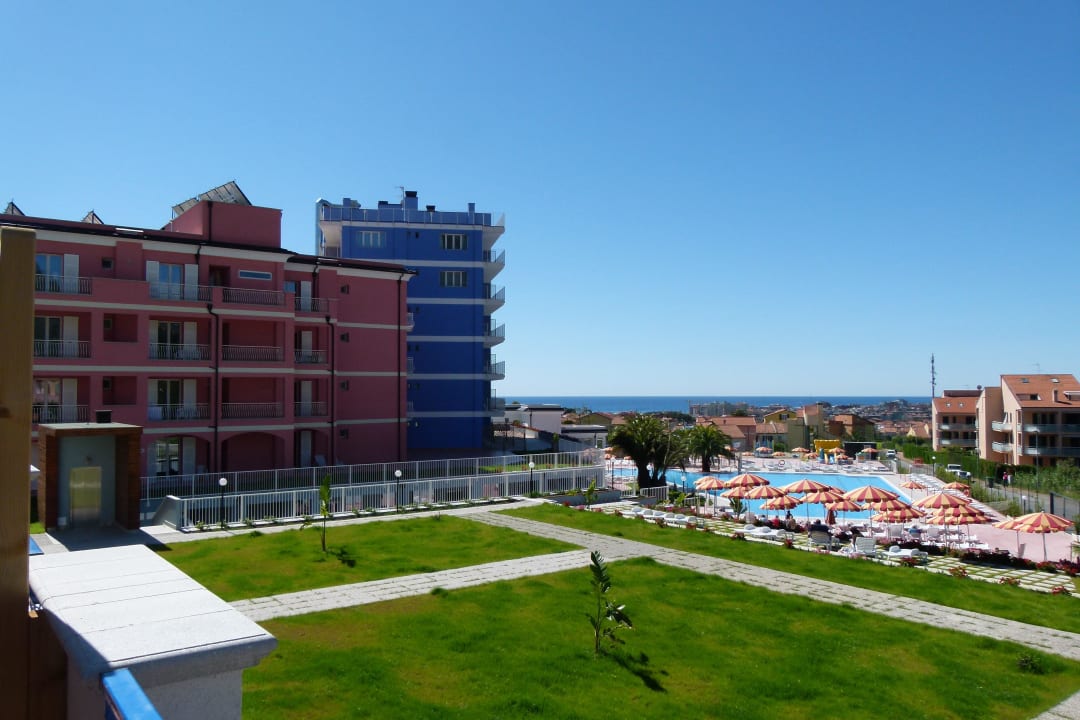 Blick auf Appartmenthäuser / Hotel Ai Pozzi Village Hotel & Resort