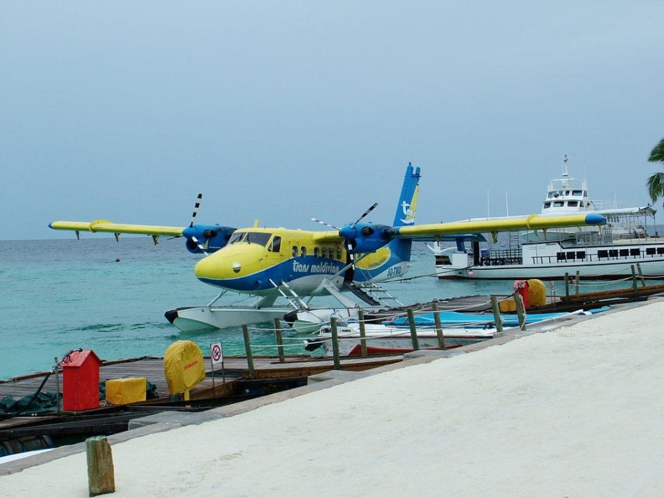 Mole mit Schwimmerflugzeug Kuredu Island Resort & Spa
